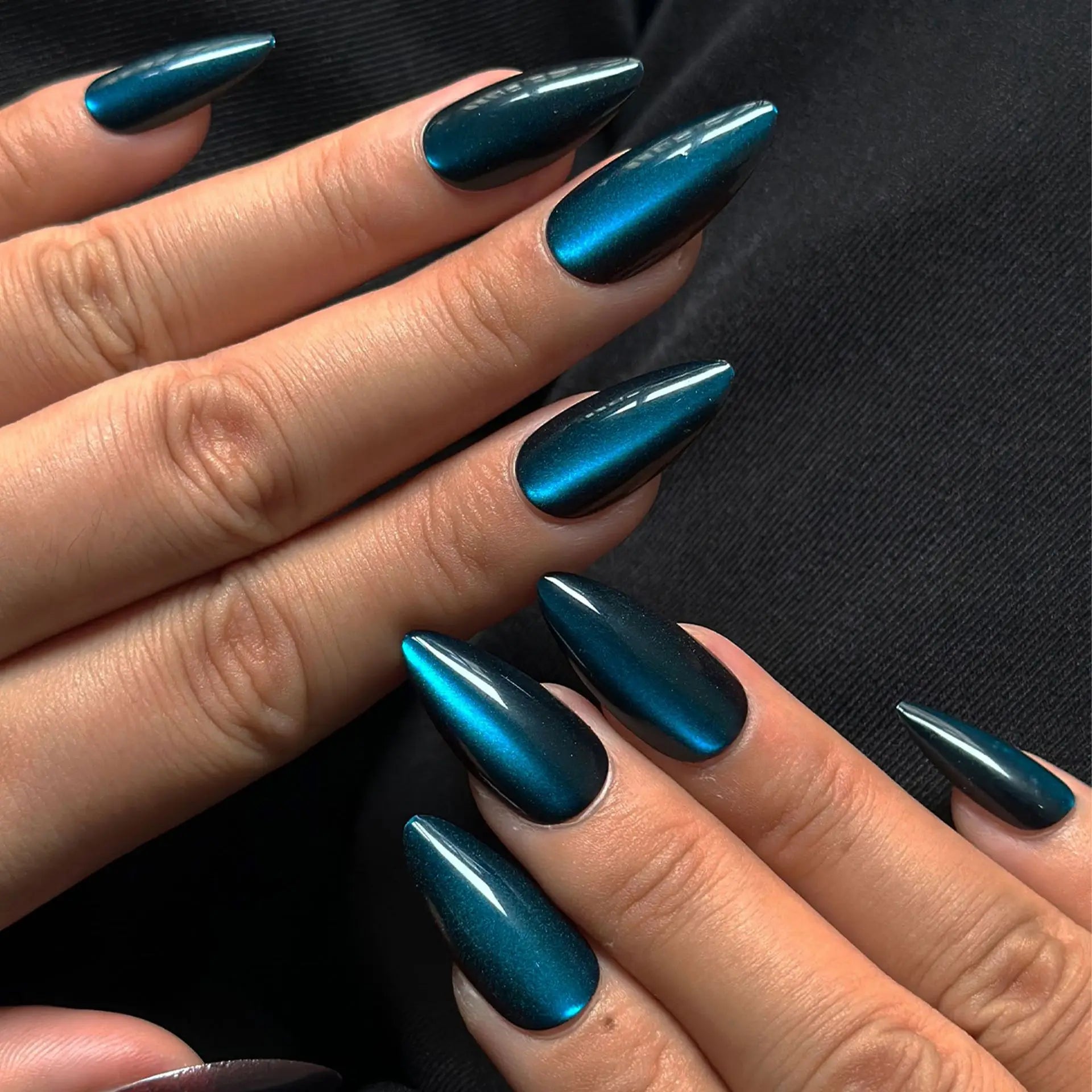 24pcs Glossy Red Cat's Eye Press On Nails Full Cover Nude Color Wearable Almond False Nails Charms Detachable Fake Nail For Girl